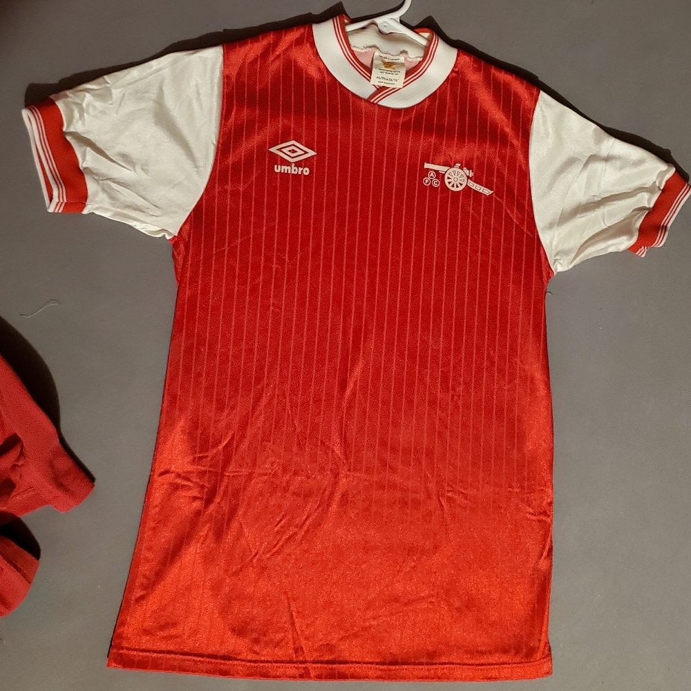 ARSENAL 1984 Umbro "UBER RARE" Home Jersey Size Men's Small. 86/91cm 34/36.